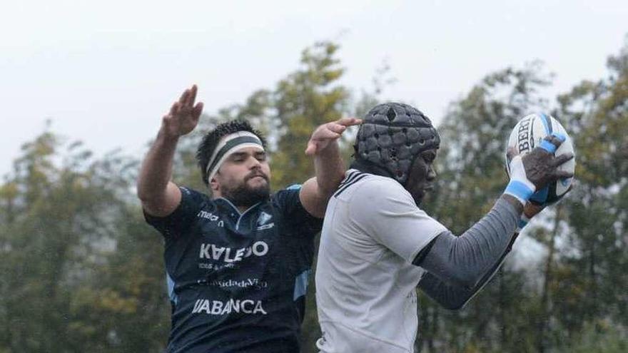 El jugador del Real Oviedo Sohibou coge el balón en una touche.