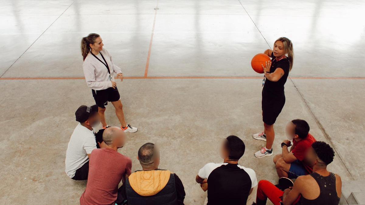 Una activitat esportiva amb la dinamitzadora Marina Pijuan (de negre).