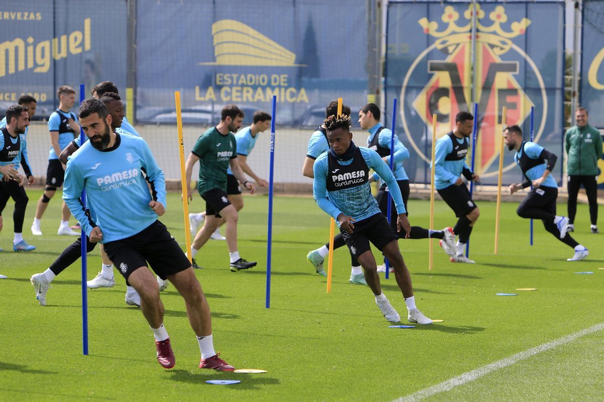 El Villarreal se entrena en Miralcamp