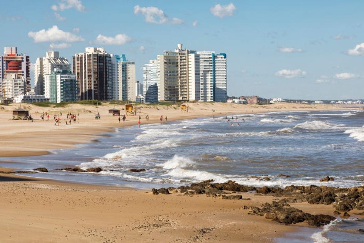 Playa Brava en Punta del Este, refugio del turismo más pudiente