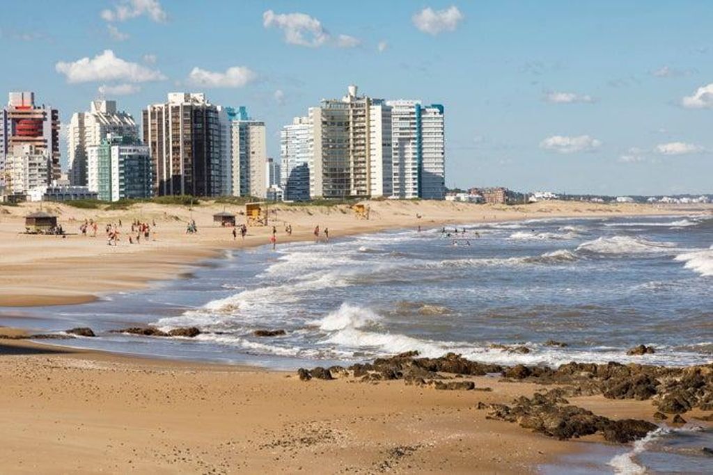 Playa Brava en Punta del Este, refugio del turismo más pudiente