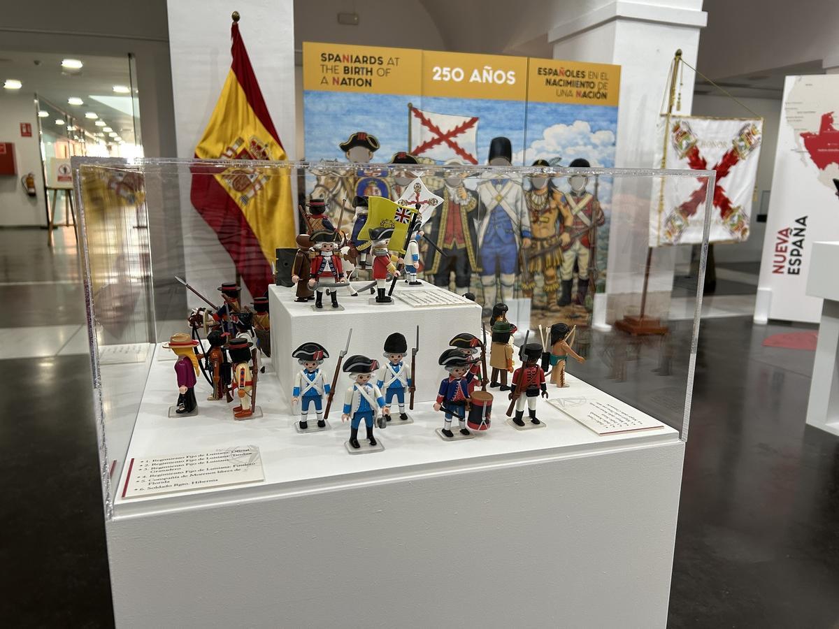 Playmobil con los uniformes y trajes de los protagonistas de la exposición 'Españoles en el nacimiento de una nación', en el Parador de San Rafael..