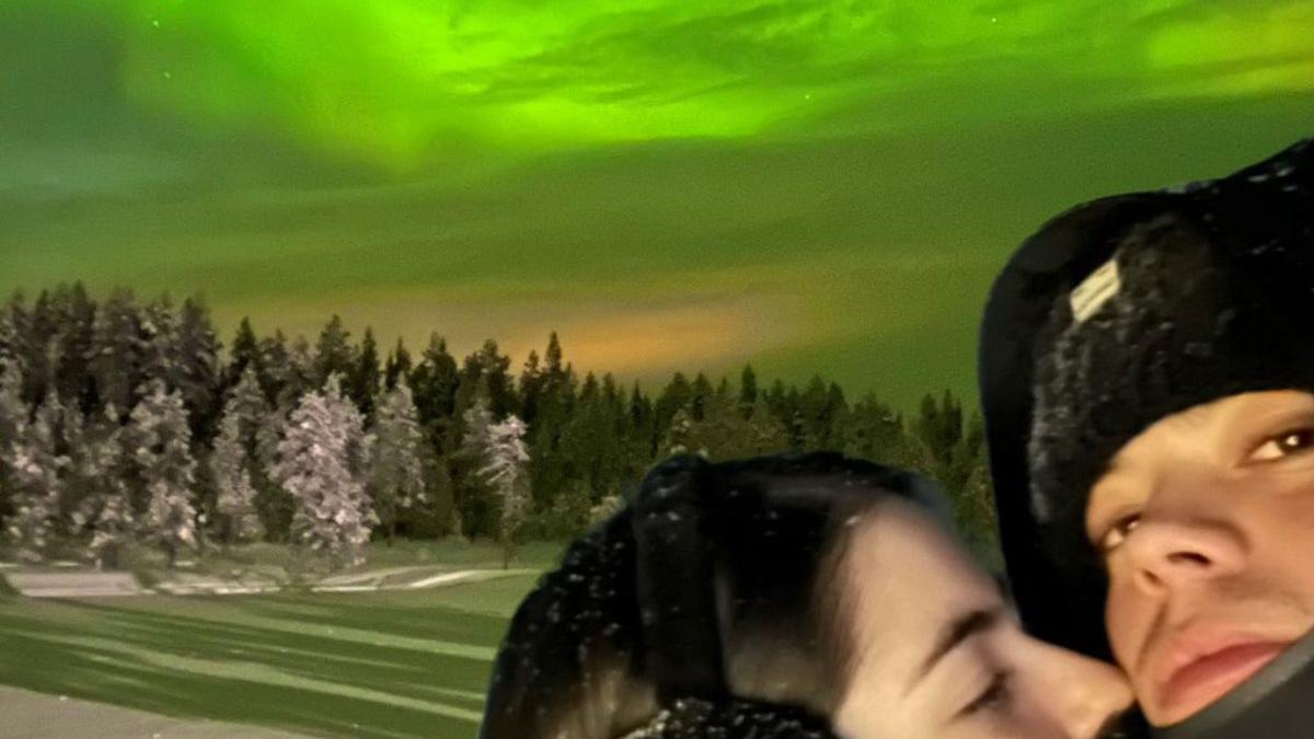 Un famoso cantante felicita la Navidad viendo la aurora boreal desde Murcia y desata una tormenta solar en Internet