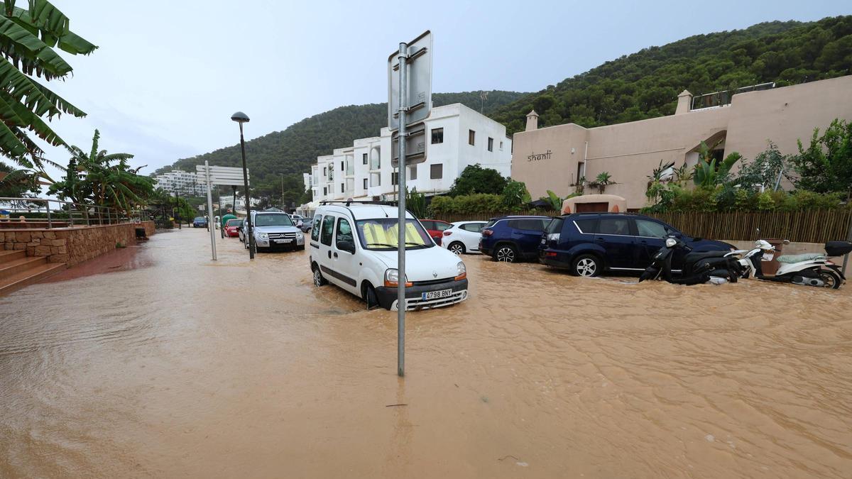 Coches aparcados durante la dana en Cala Llonga.
