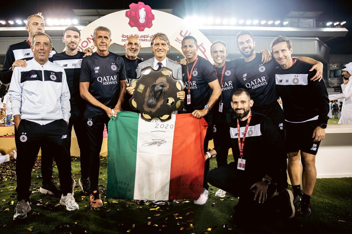 Roberto Mancini con su cuerpo técnico en el Al Sadd