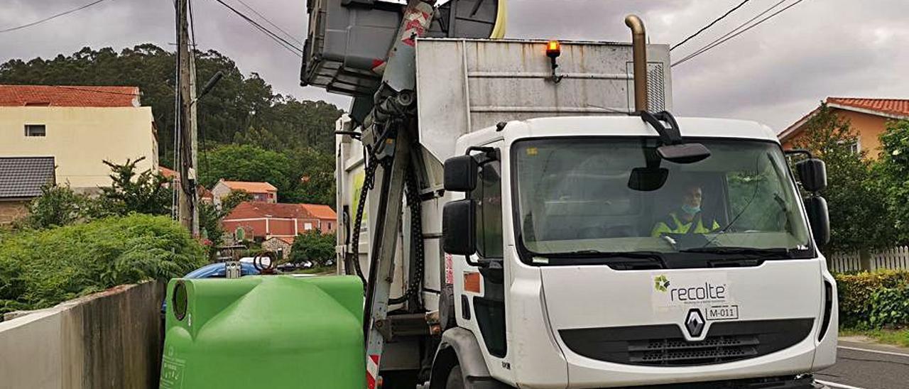 Un camión de Urbaser en la recogida de la basura. |   // SANTOS ÁLVAREZ