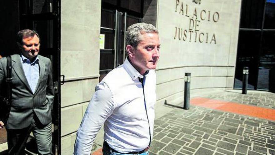 Willy García y Paco Padrón, tras declarar en el Palacio de Justicia el 29 de julio de 2017. | |