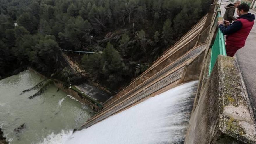 El pantano de Guadalest abrió ayer sus compuertas dejando escapar 4 metros cúbicos por segundo.