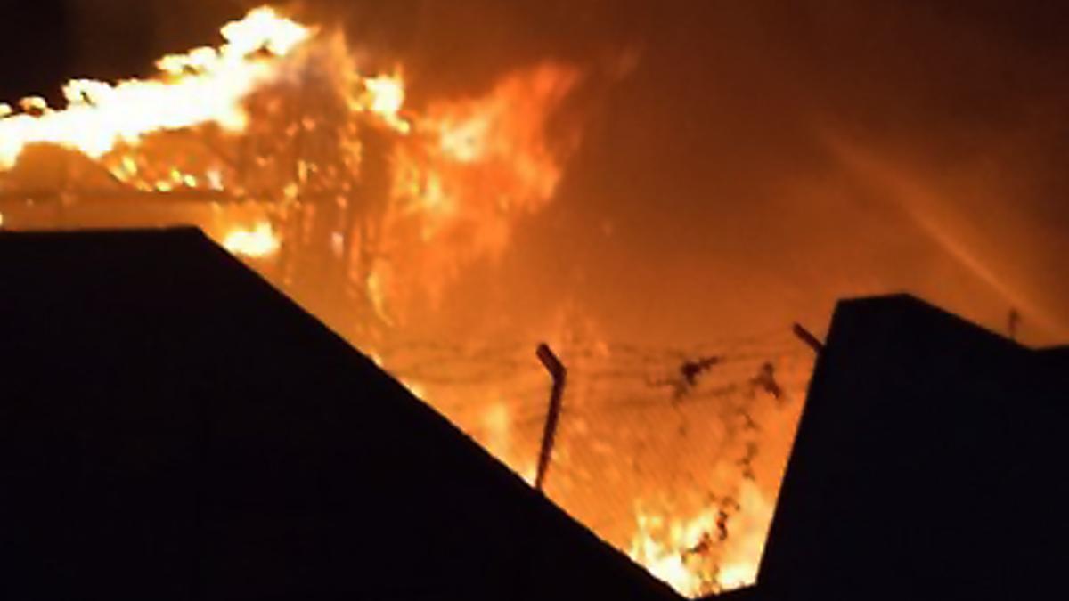 Bombers trabaja en la extinción de un incendio en un almacén de l'Hospitalet de Llobregat