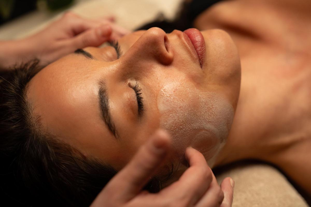 Una clienta recibe el masaje facial de la experiencia Orange Garden.