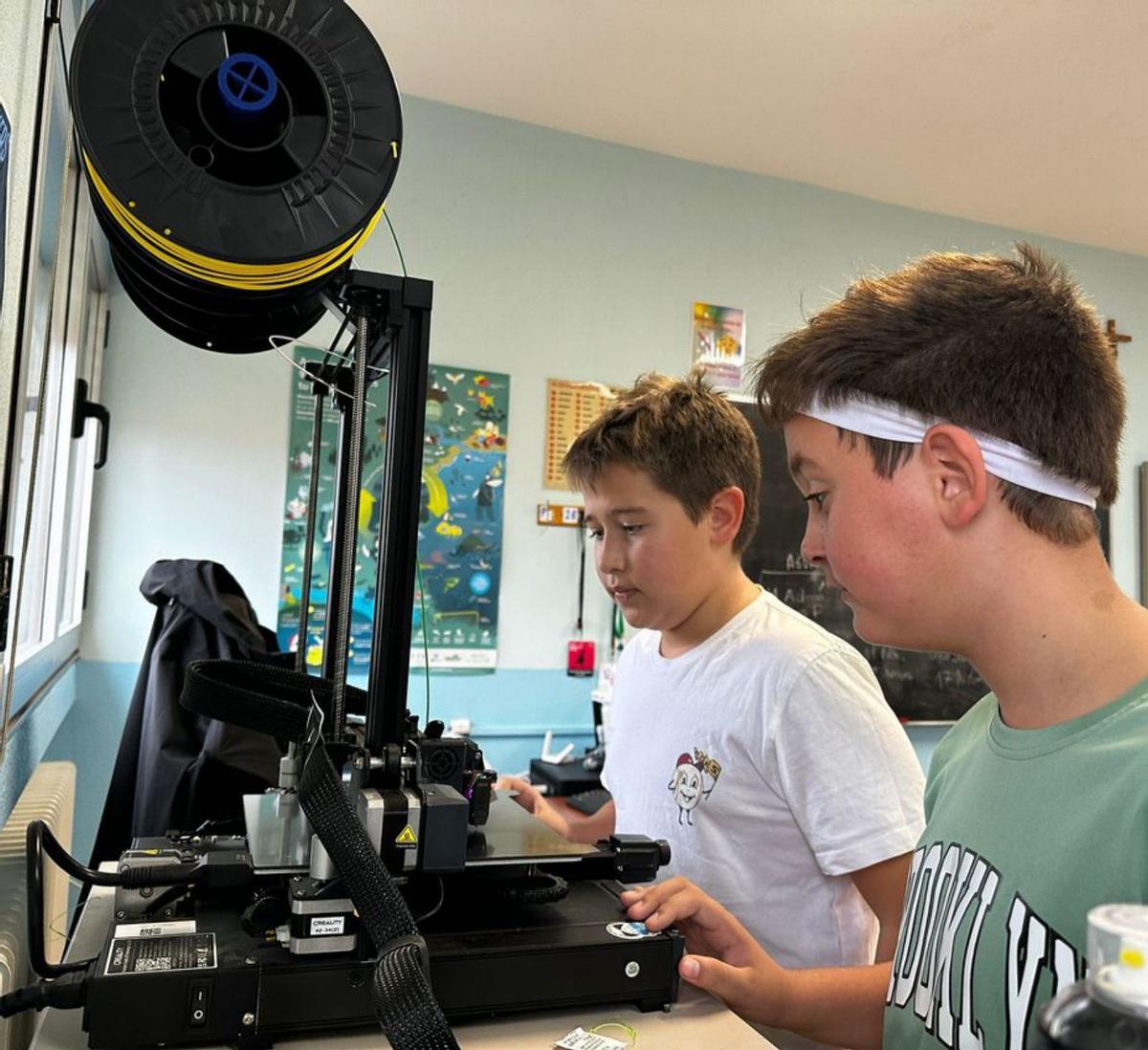 Dos estudiantes utilizan en clase la impresora 3D para un proyecto. | Cedida