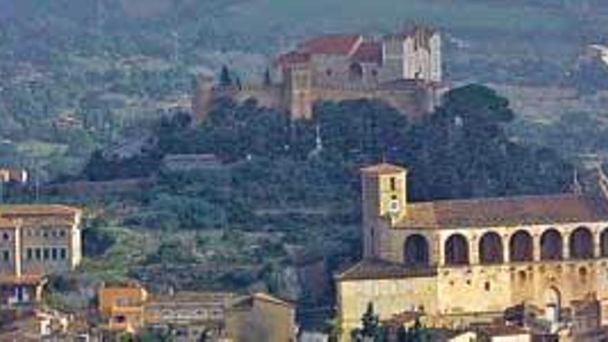 Panorámica de Artà con la plaza del Ayuntamiento en el fondo.