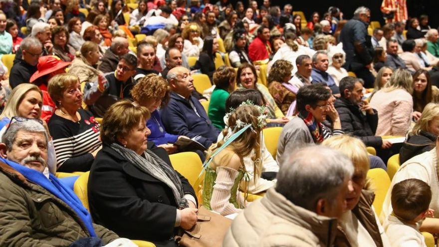 Público en el festival de comparsas en el Auditorio.   | // IÑAKI ABELLA