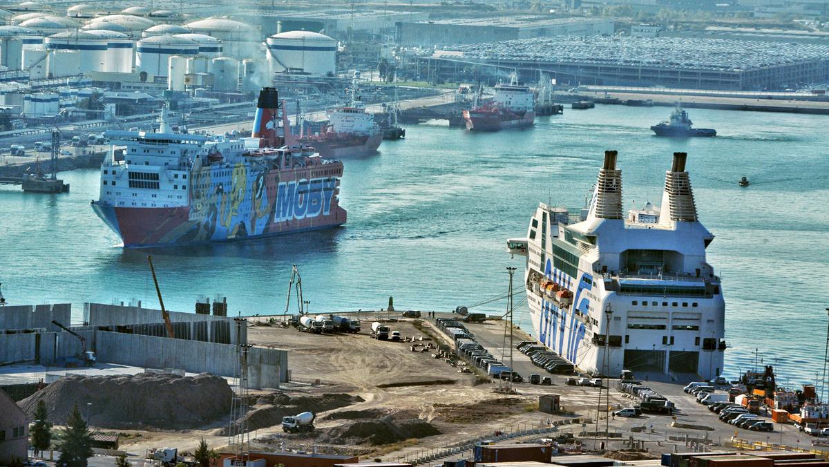 El barco ’Piolín’abandona Barcelona.