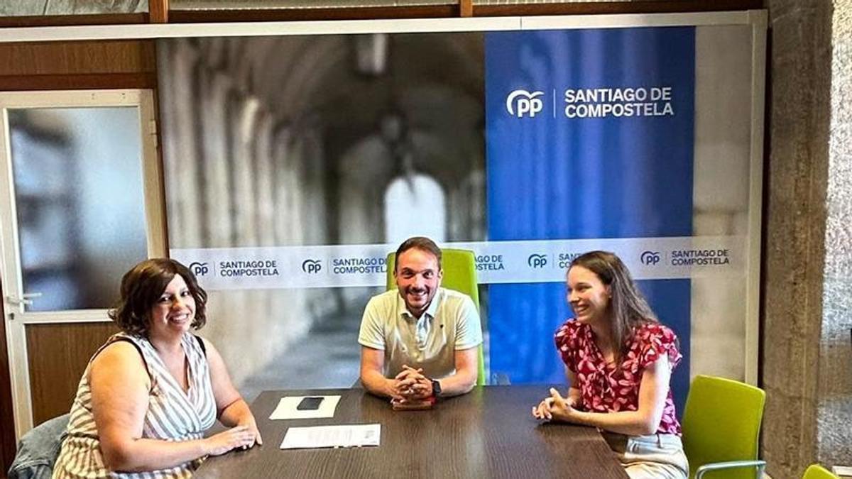Imaxe da xuntanza entre os representantes do PP de Santiago e a asociación Educación Activa