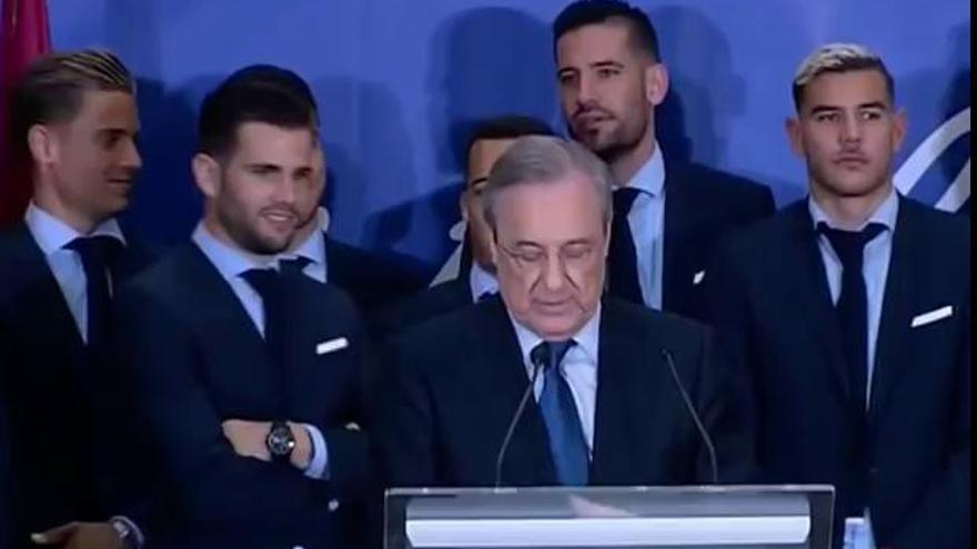 Dos jugadores del Real Madrid pillados durante el discurso de Florentino Pérez