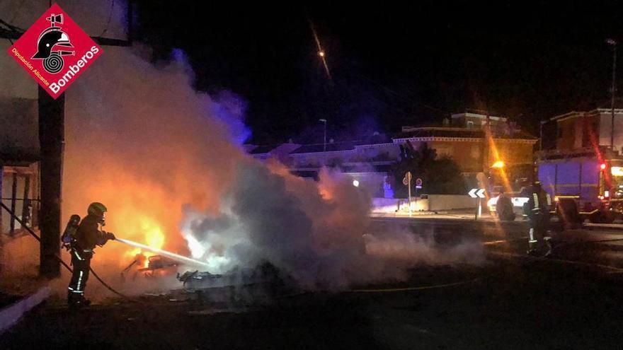 Arde una autocaravana en Jacarilla causando daños en mobiliario y vegetación