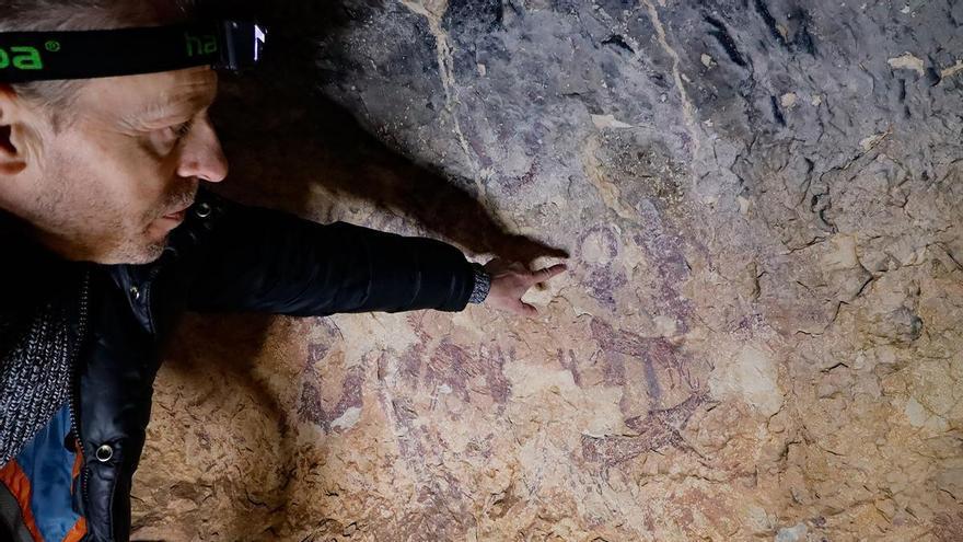 Imágenes de la visita nocturna a las pinturas rupestres de la Sarga en Alcoy