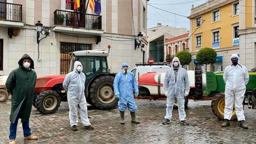 Los agricultores de Silla se suman a las labores de desinfección