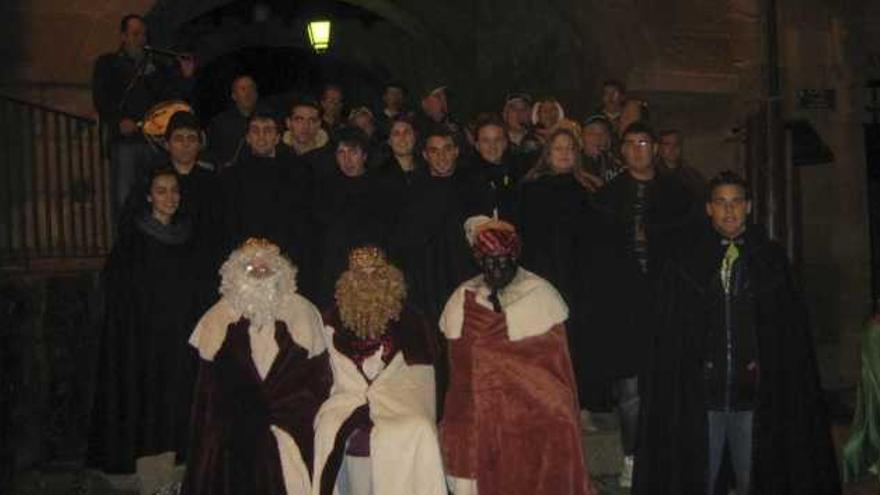 Los quintos de Fermoselle visten    sus capas negras  para cumplir la       tradición festiva