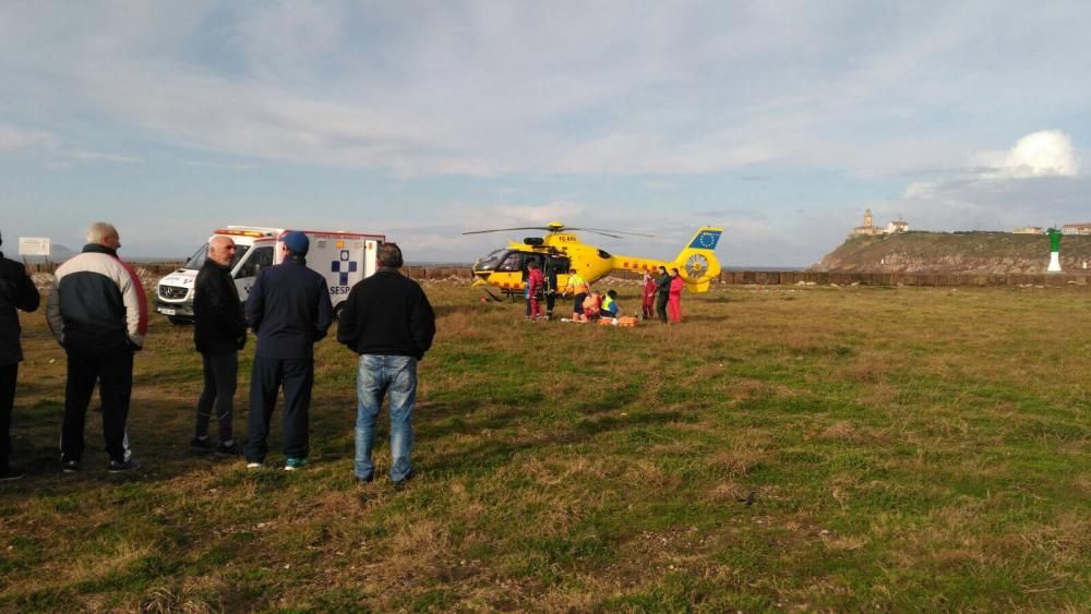 Rescate de Bomberos de Asturias en San Juan de Nieva.