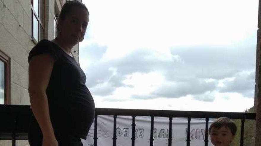 Yolanda Mato posa con su hijo Roque en el balcón de su vivienda de Silleda.