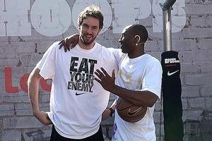 Bryant, Gasol, Ricky i Navarro meravellen amb un dos contra dos al cor de Barcelona.