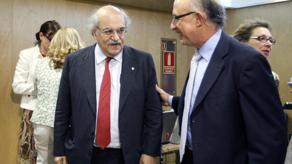 El 'conseller' Andreu Mas-Colell (izquierda) y el ministro Cristóbal Montoro, el pasado julio en Madrid.