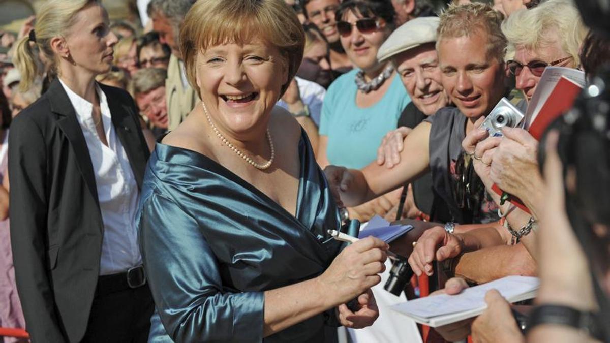Angela Merkel firmando autógrafos en Bayreuth en 2012.