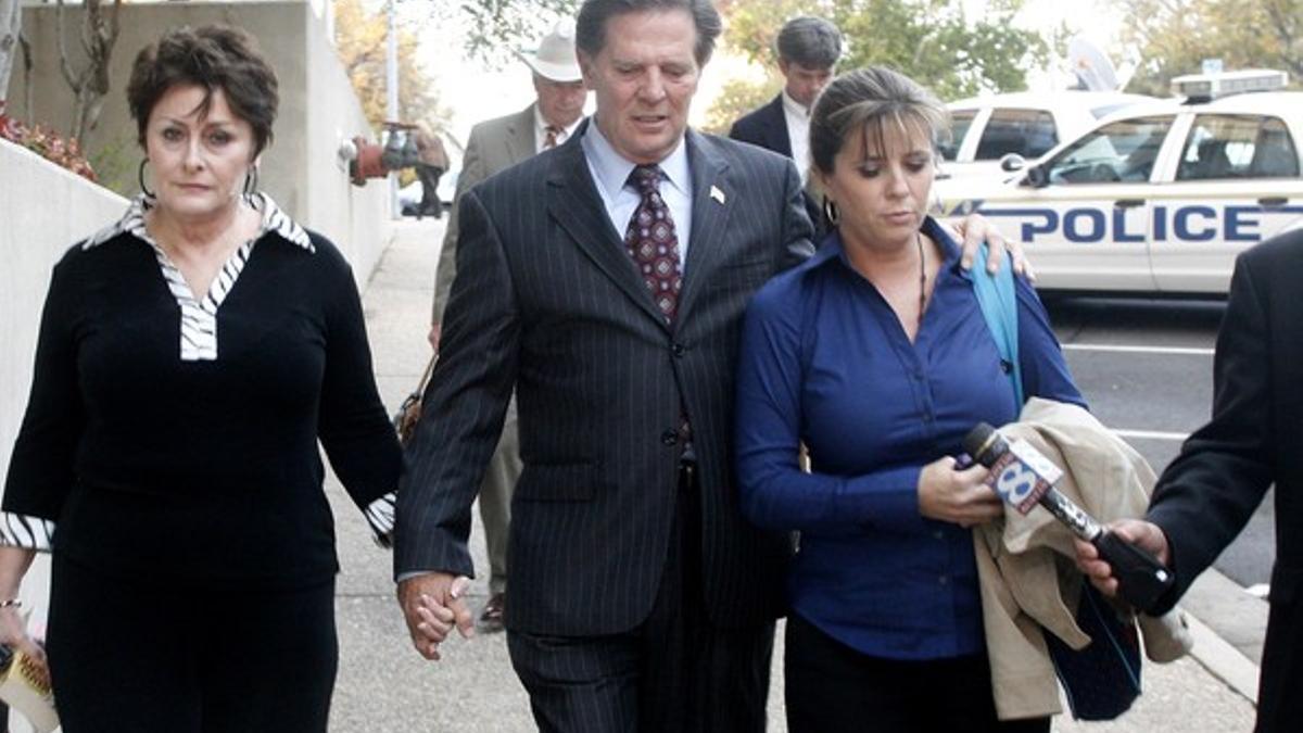 Tom DeLay, junto a su esposa y su hija, el miércoles, a la salida del juzgado de Austin que la ha considerado culpable de dos delitos de corrupción.