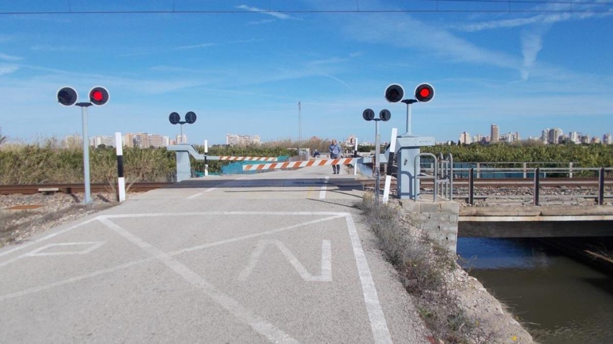 Paso a nivel que se eliminará en el término municipal de Tavernes de la Valldigna