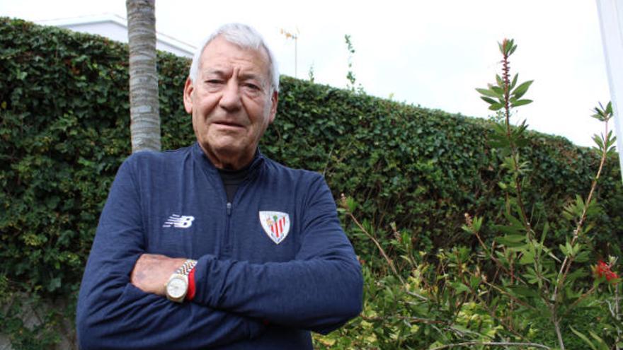 Juan Antonio López, con su indumentaria habitual en sus paseos por La Laguna, el suéter del Athletic.