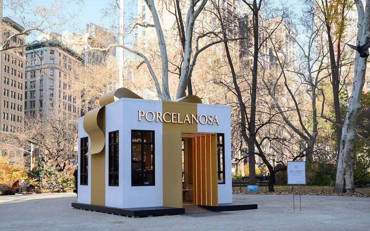 El regalo gigante instalado frente a la tienda Porcelanosa de Manhattan.