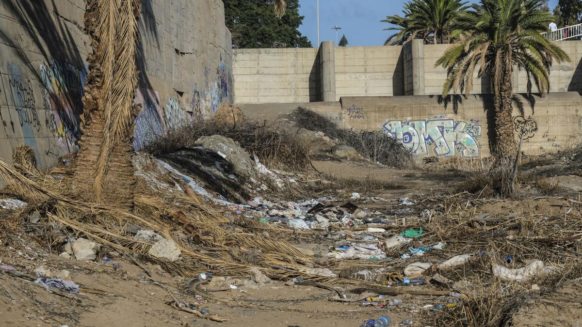 Basura y escombros en el Guiniguada