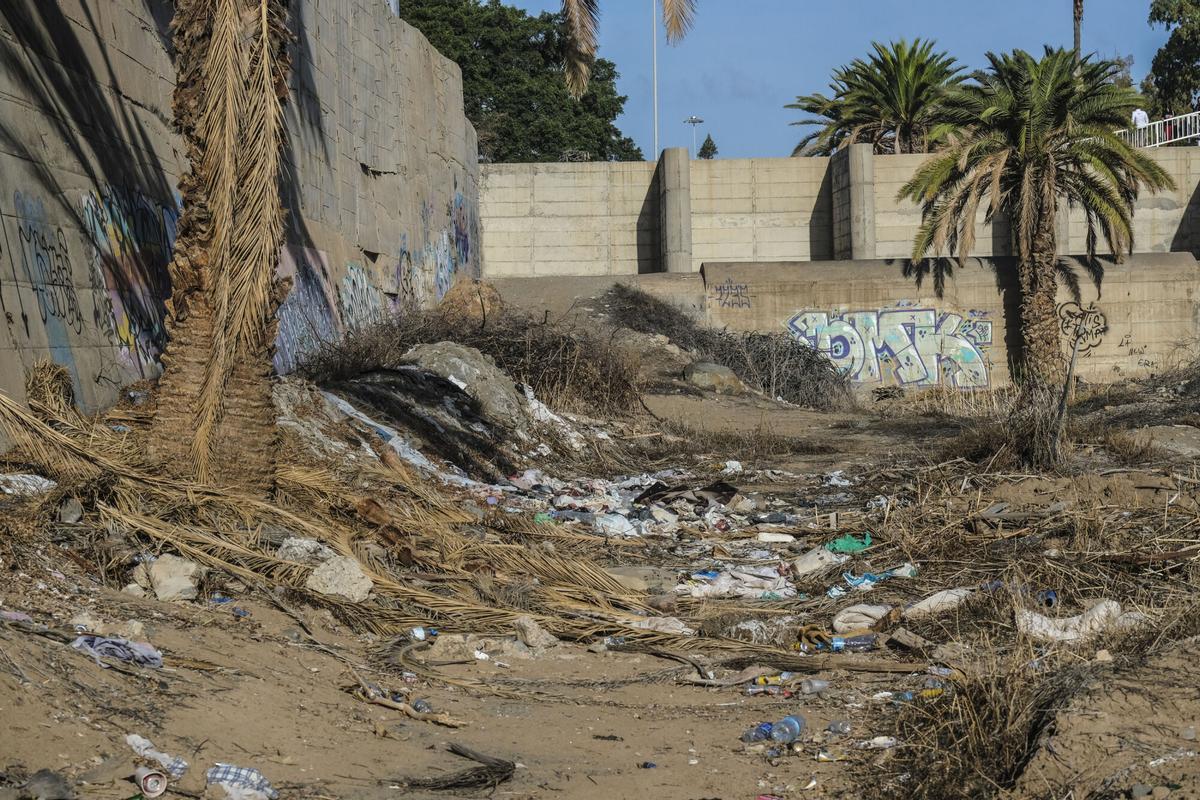 Basuras y escombros en el Guiniguada