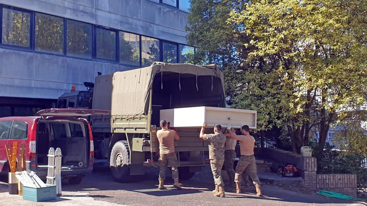 Un grupo de militares carga un mueble ayer en el complejo de López Mora.   | // M.G.B.