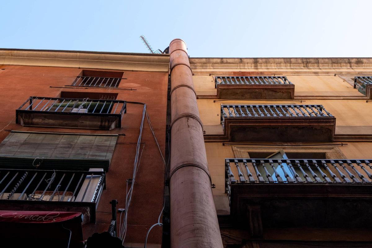 Barcelona trata de poner fin a las marañas de cables en las fachadas