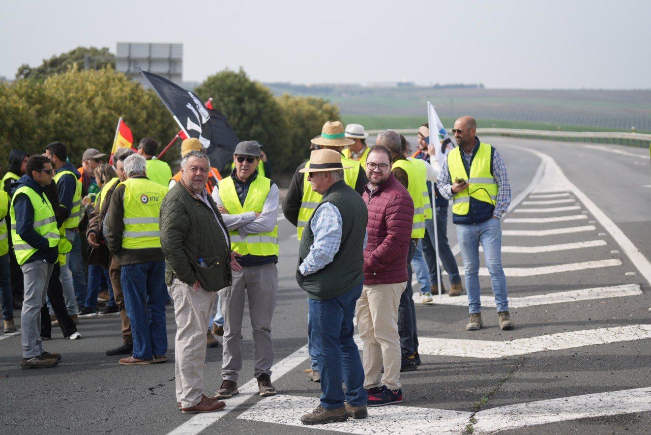 Los agricultores cordobeses vuelven a cortar la A-4 en una nueva protesta por la situación del campo