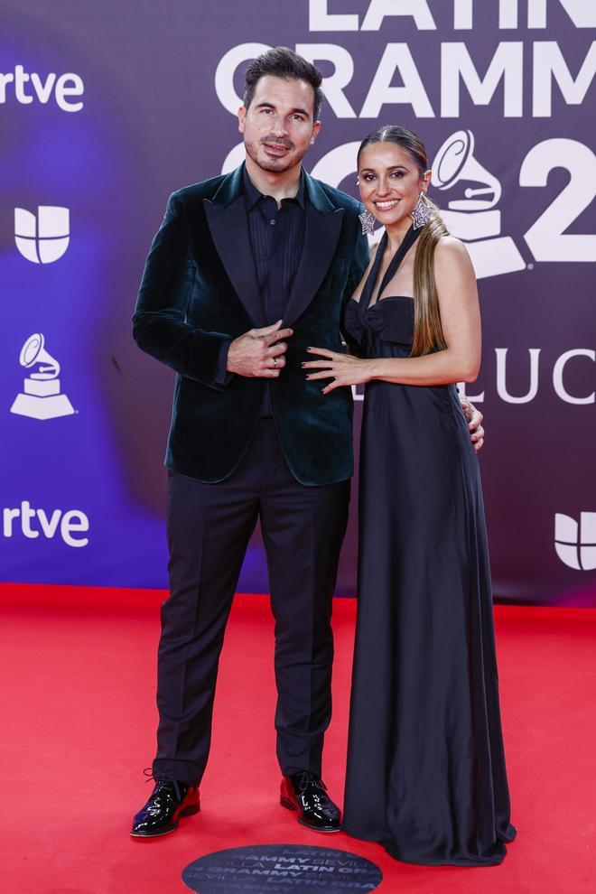 Javier Castillo y Verónica Díaz, con vestido de Tintoretto, en los Latin Grammy 2023