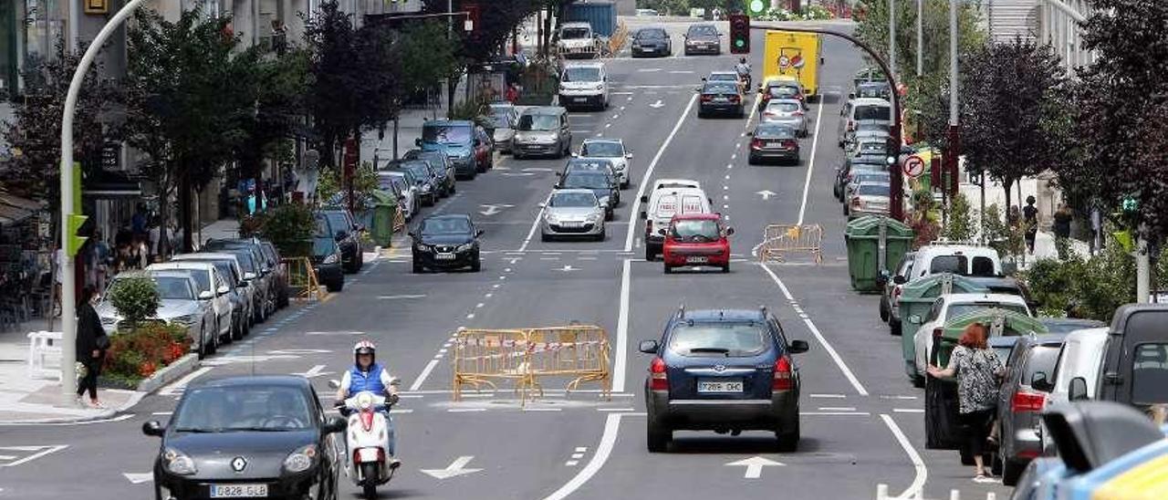 Un margen de pago y otro &quot;irregularmente&quot; gratuito  |  Aparcar en el corazón de Vigo es actualmente posible. Eso sí, de forma temporal y gracias a la vista gorda de la Policía Local. Paradójicamente, un margen de Venezuela mantiene la zona azul y, por lo tanto, es de pago. El otro la ha perdido por completo, ya que en él se ha habilitado el espacio para el carril bici en el que aparcan gratis (y sin multa) decenas de conductores.