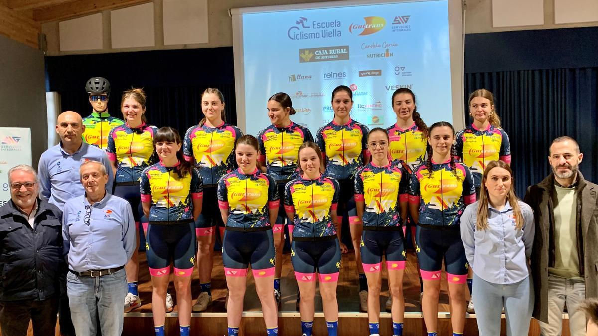 Las integrantes del equipo femenino, junto a los responsables deportivos y técnicos de la entidad y el alcalde de Siero