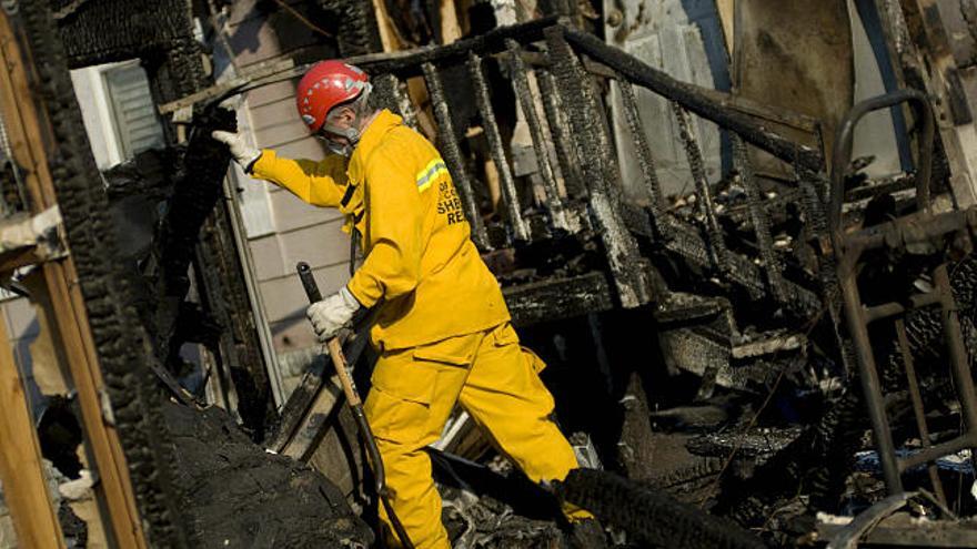 Equipos de Busqueda y Rescate del Condado de Los Angeles buscan víctimas en el Parquee de Casas Móviles Oak Ridge tras un incendio que destrozó casi toda la comunidad en Sylmar, California, hoy sábado 16 de noviembre de 2008.Los equipos de bomberos continúan hoy las tareas de extinción de los incendios en California que han destruido unas 700 viviendas, arrasado más de 7.000 hectáreas y causado 50.000 órdenes de evacuación, según las autoridades.Los incendios afectan a un área comprendida entre la localidad de Santa Bárbara y el sureste de Los Ángeles. Los equipos de bomberos registran hoy la zona más castigada por el siniestro de Los Ángeles, al norte de la ciudad, en un área conocida como Sylmar, donde el fuego destruyó completamente más de 700 casas.EFE/MICHAL CZERWONKA