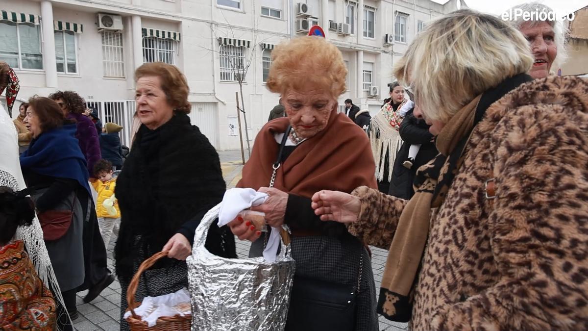 Vídeo | Los vecinos de la barriada cacereña de San Blas se recrean en la romería de su patrón