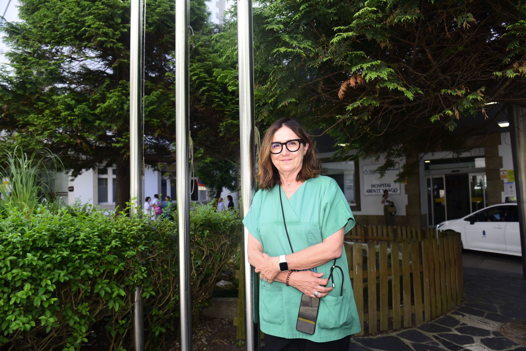 La doctora Carmen Peña Penabad, este viernes, en la entrada del Hospital Abente y Lago, en A Coruña.