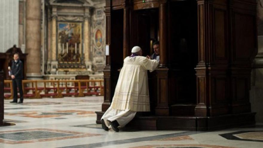 El Papa se confiesa en público en la Basílica de San Pedro