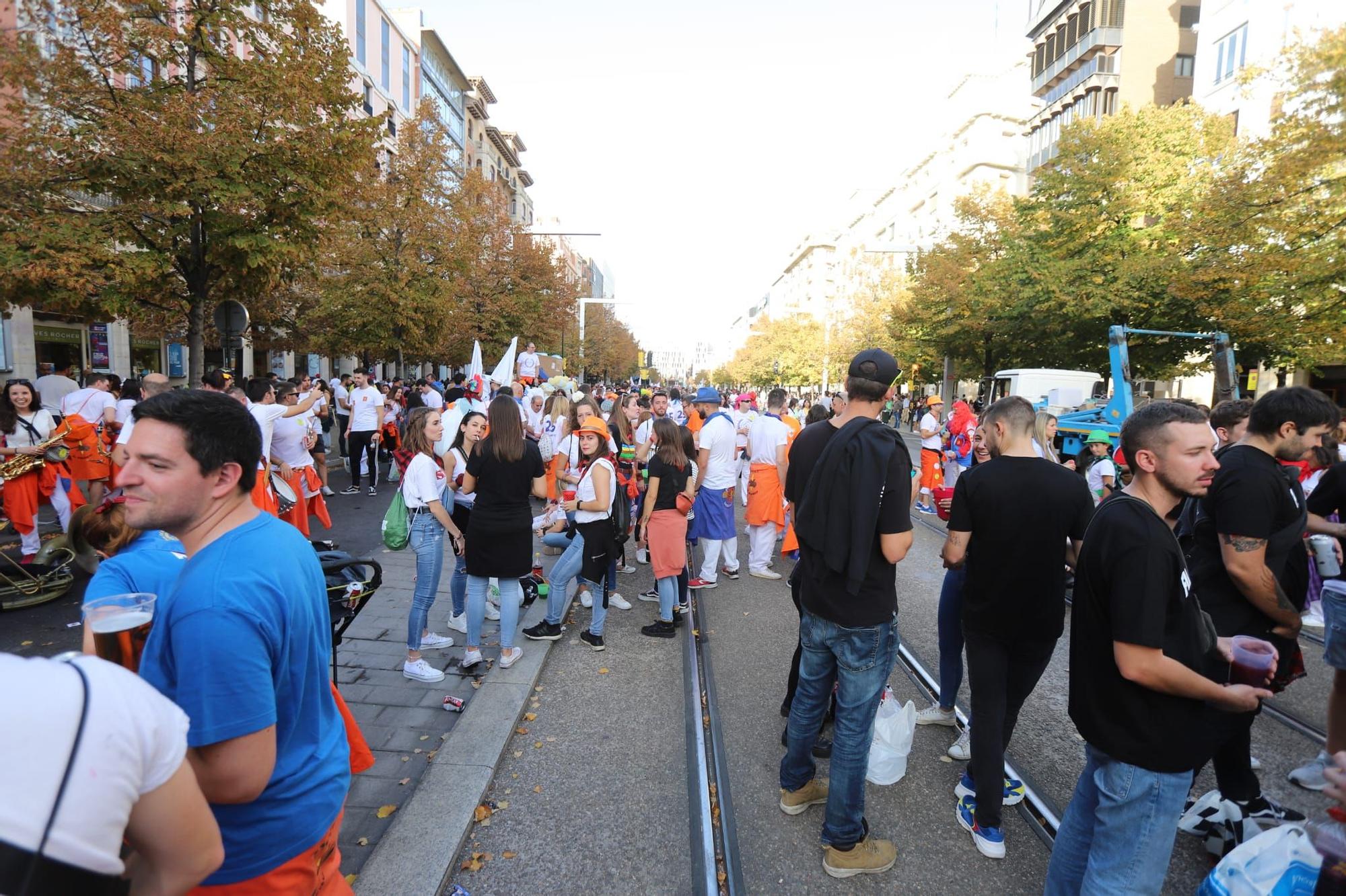 El pregón de Interpeñas ha vuelto a llenar de color y fiesta las calles de Zaragoza