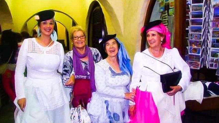 Nanda Martín-Fernández Rodríguez disfrutando con unas amigas en el Pueblo Canario vestidas con el traje típico.