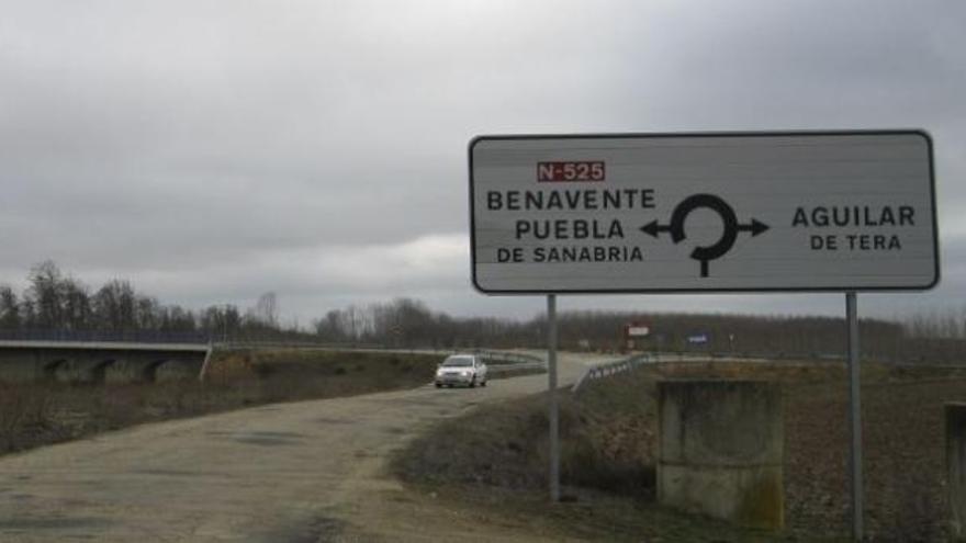 Un coche se dirige a Micereces tras cruzar por el puente sobre el río Tera.