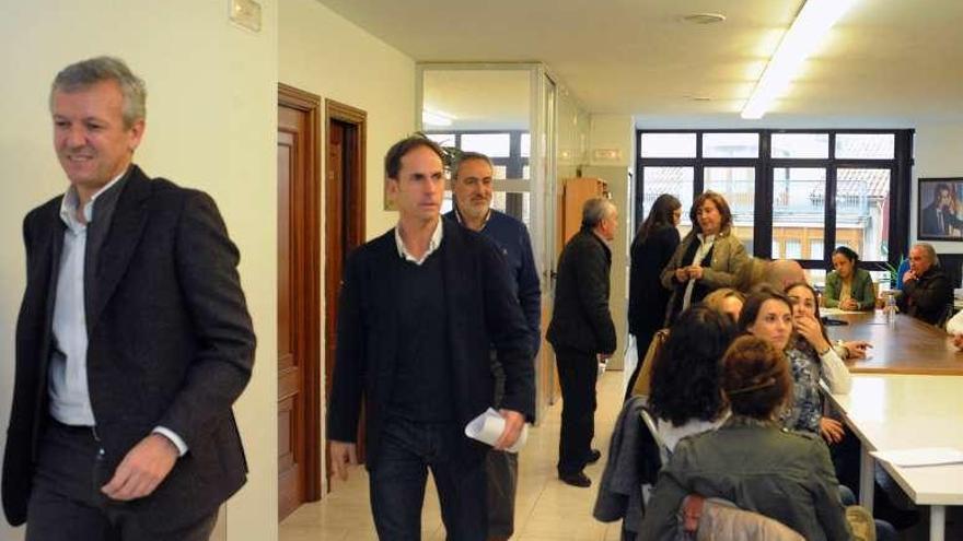 Alfonso Rueda y Tomás Fole en la sede del PP local. // Iñaki Abella