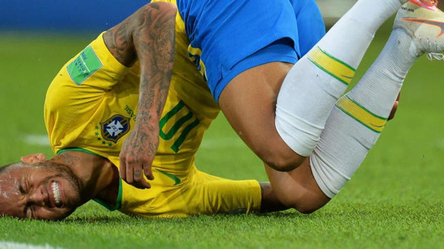 Neymar quejándose tras una falta.